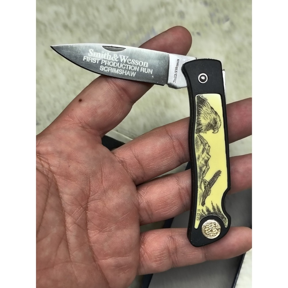 SMITH & WESSON ESSEX SCRIMSHAW EAGLE SW300 POCKET KNIFE